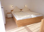 Schlafzimmer mit Doppelbett